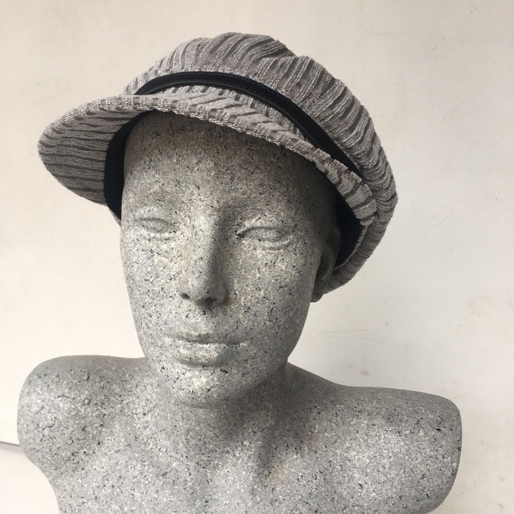 Woman’s hat grey